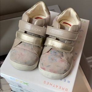 Excellent condition Geox tan, gold and floral